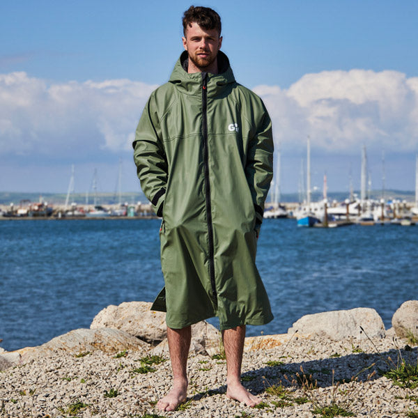 Unisex Gill, 5024 Aqua Parka jakke i brug på en båd.