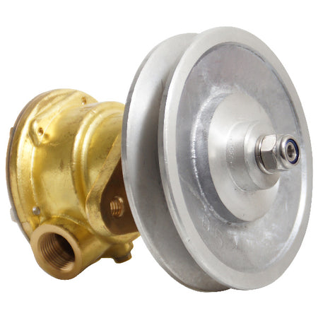 SeaTec pumpe monteret på båd, i funktion under sejlads.