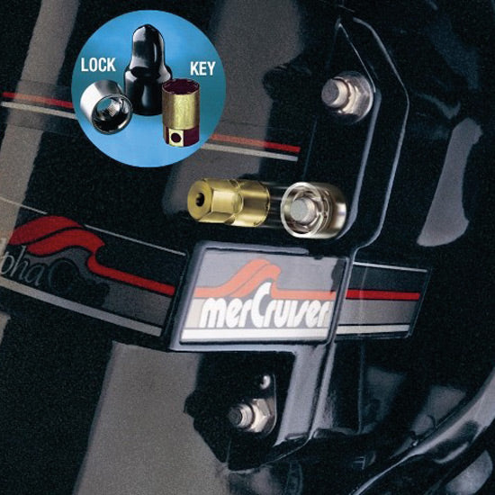 McGard lås monteret på en MerCruiser motor, set fra siden