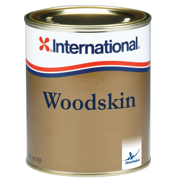International Woodskin olie i en 0,75L flaske, klar til anvendelse på træoverflader.