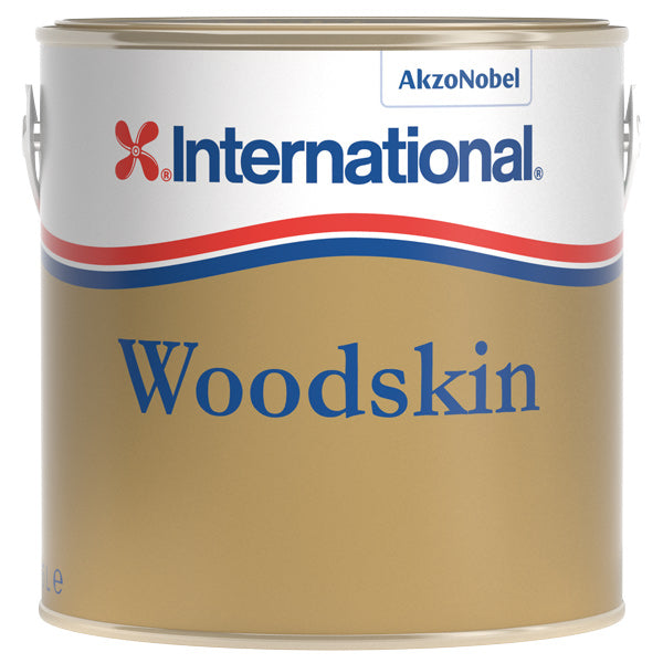 International Woodskin træolie i dunk, klar til påføring på båd