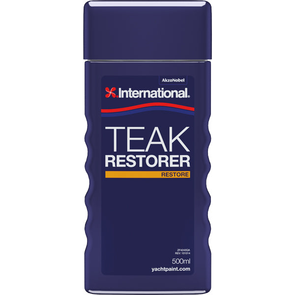 International Teak Restorer i en 0,5L flaske, klar til brug på træoverflader.