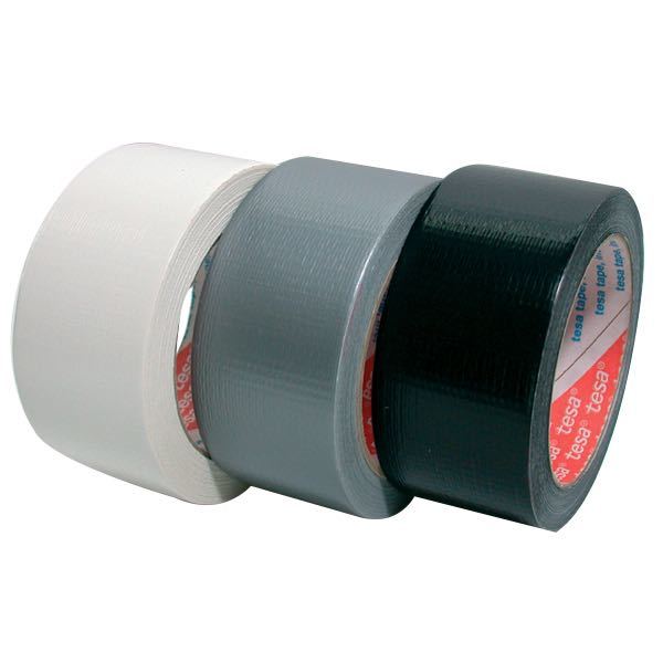 Tesa universaltape i hvid, set fra forsiden med ruller og mål