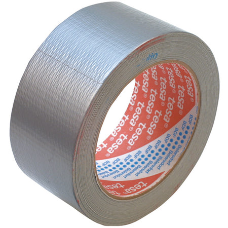 Tesa sølvgrå utility duct tape rullet ud på en arbejdsflade