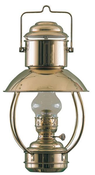 DHR Trawlerlampe olie i rustik design, set forfra med glødende lys.