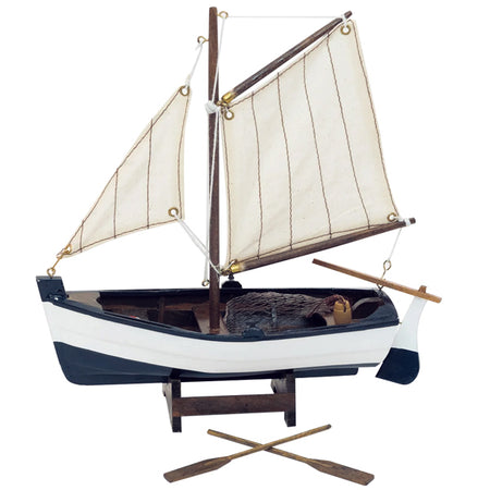 SeaTec modelsejlskib med åre, set fra siden på en bordflade.