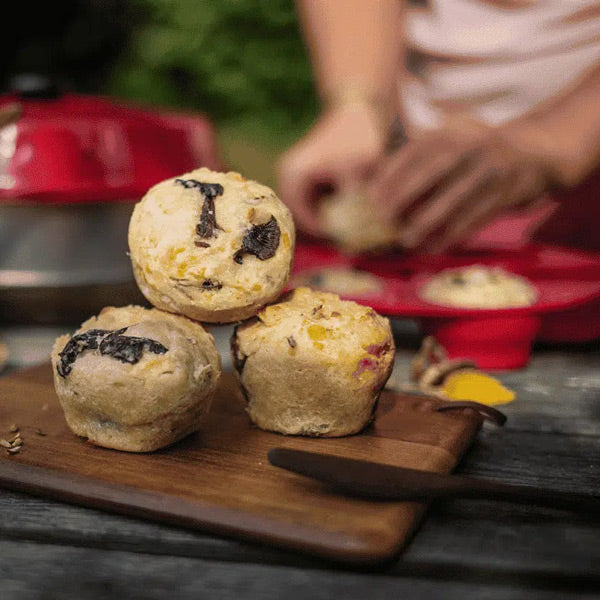 Nærbillede af Omnia muffinsbakke i silikone, fremhæver materialets fleksibilitet.