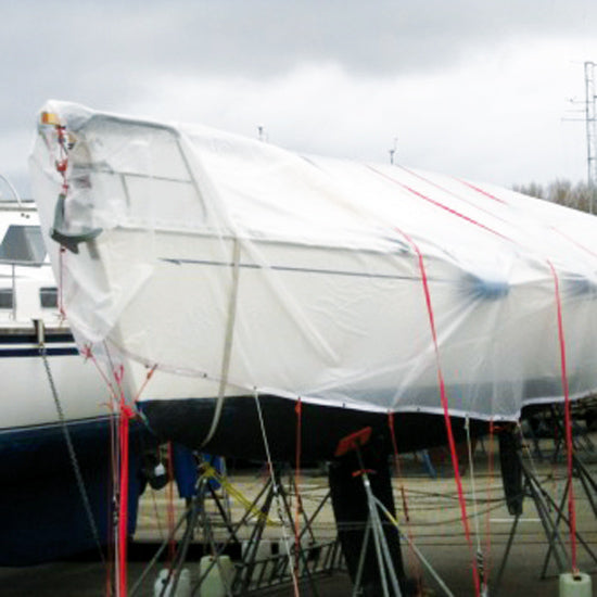 SeaTec Super Tarp presenning foldet sammen, placeret ved siden af bådudstyr.