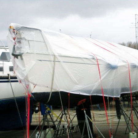 SeaTec Super Tarp presenning foldet sammen, placeret ved siden af bådudstyr.