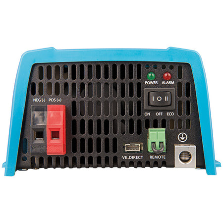 Victron inverter monteret på en båd, kompakt design.