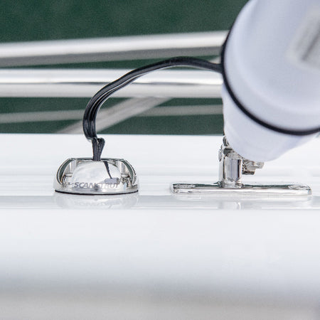 Detalje af ScanStrut dæksgennemføring med tilslutninger, set forfra.
