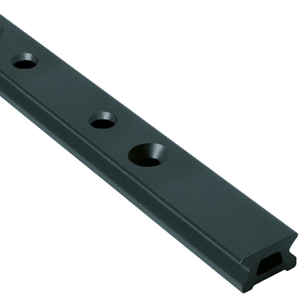 Ronstan skødeskinne 22mm med tilbehør vist foran.