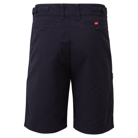 Gill UV Tec shorts i navy i brug på en sejler i solen.