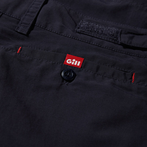 Gill UV Tec shorts i navy lagt ud fladt, viser farve og materiale.