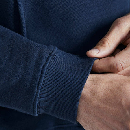 Gill Cavo Hoodie i navy med fokus på hætten og lommerne