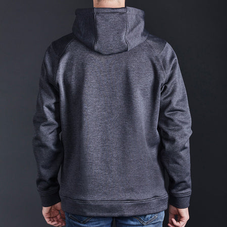 Hoodien i klar fokus foran en havnebaggrund