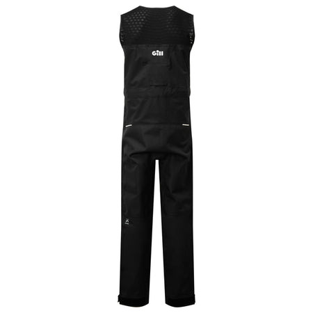 Gill V101T Verso buks i XXL, præsenteret foran en båd.