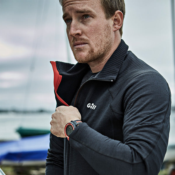 Gill fleece i grafit, set bagfra med detaljer om halslynlås og design