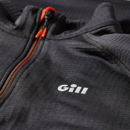 Gill fleece i grafitfarve hængende på en båd, ideel til kølige dage