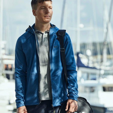 Baggrundsvisning af Gill 1101 Dart Hoodie i brug