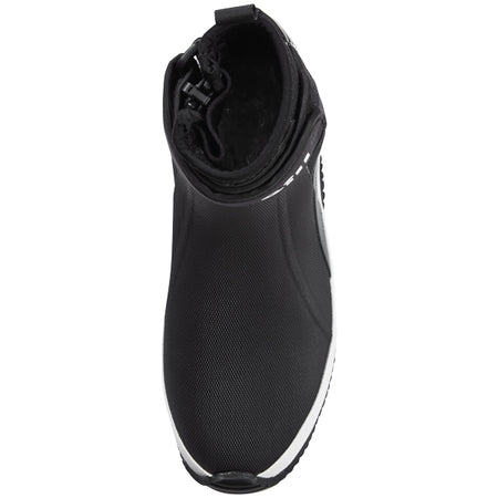 Gill 966 Aero neopren støvle i brug på skibet, fremhæver fleksibilitet og komfort.