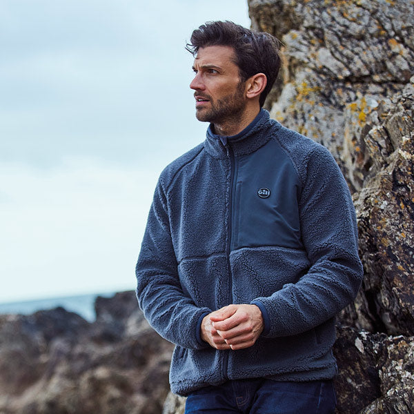 Gill 1704 Cromerty fleece jakke Navy set bagfra med høj krave.