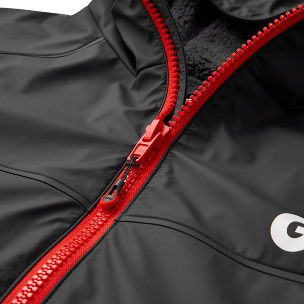 Sideperspektiv af grå Gill Aqua Parka i naturligt lys